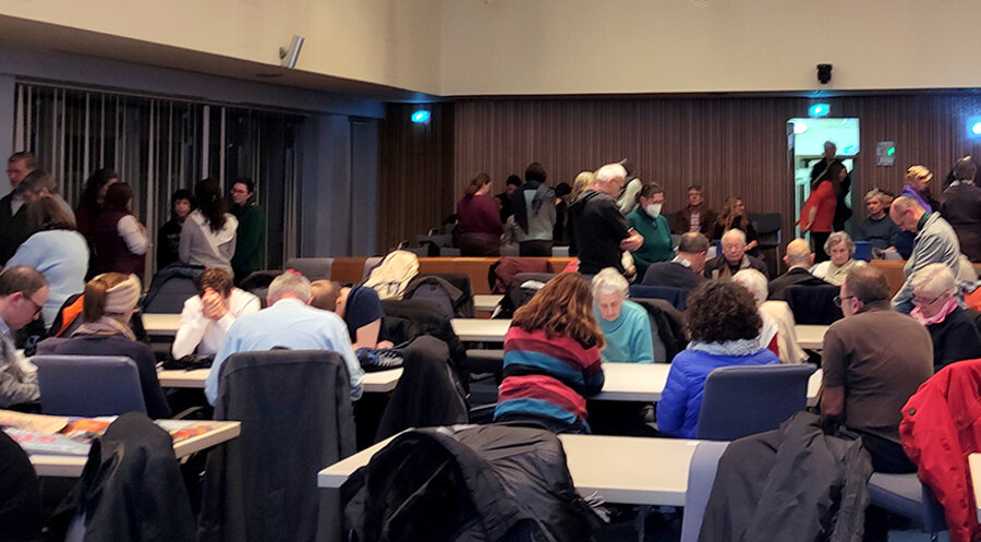 Rund 80 Personen aus landes- und freikirchlichen Gemeinden Bayreuths haben miteinander gebetet. Foto: Bernd Völkl