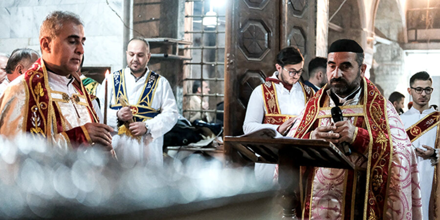 Christen feiern einen Gottesdienst im irakischen Bartella. Foto: picture-alliance/NurPhoto