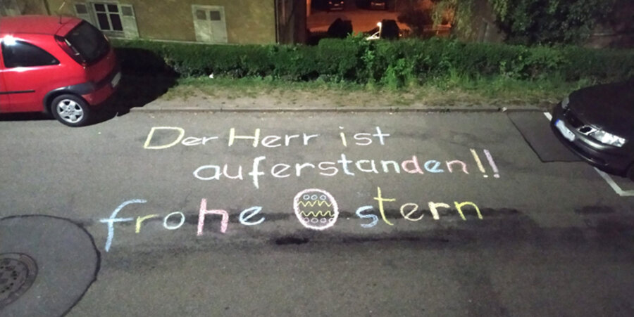 Mehr als 100 Gemeinden und Tausende Privatpersonen beteiligten sich an der Aktion, mit Kreide den Ostergruß „Der Herr ist auferstanden“ auf Gehwege zu malen. Foto: christen-in-deutschland.de