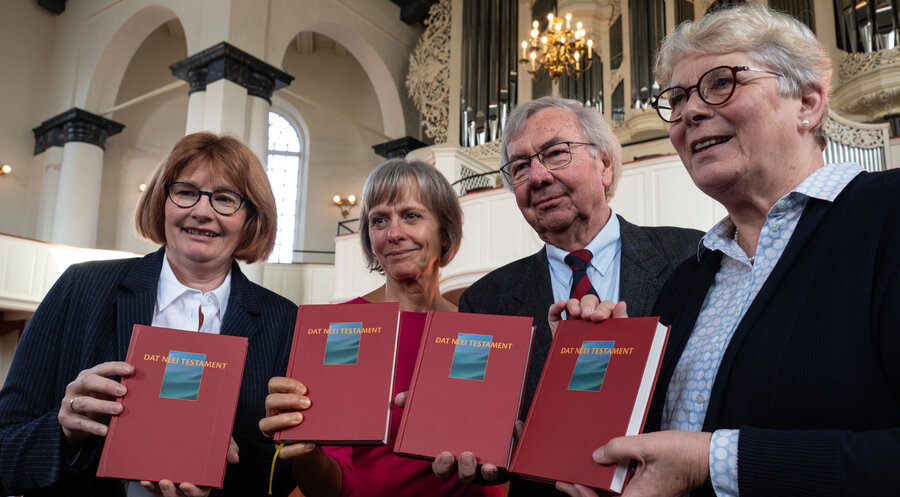 v.l.n.r.: Kirchenpräsidentin Susanne Bei der Wieden, Cornelia Nath (ehemalige Leiterin des Plattdeutsch-Büros der Ostfriesischen Landschaft, Jann Schmidt (ehemaliger Kirchenpräsident der Evangelisch-reformierten Kirche und Übersetzer), Hilke Klüver (ehemalige Pastorin im Landeskirchenamt und organisatorische Leiterin des Übersetzungsprojekts). Foto: Ulf Preuß