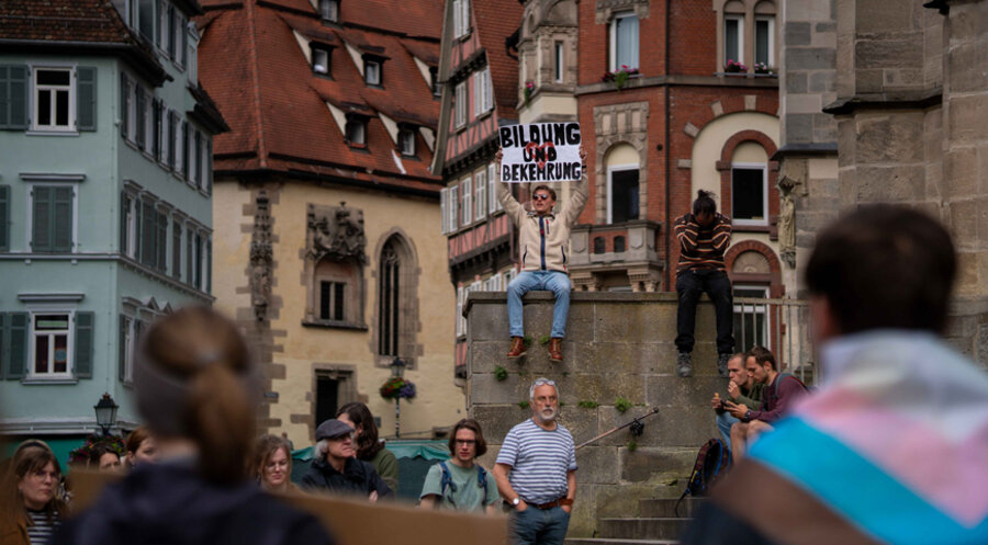 Ein Student hat das Motto der Kundgebung umgedreht. Anstelle von „Bildung statt Bekehrung“ steht „Bildung und Bekehrung“ auf seinem Schild. Foto: Valentin Schmid
