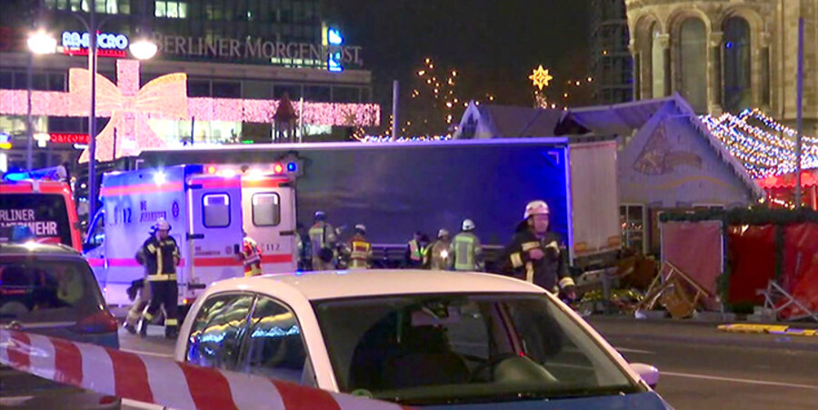 Ein Lkw Mitte) raste in die Menge auf dem Weihnachtsmarkt vor der Kaiser-Wilhelm-Gedächtniskirche (Hintergrund rechts) und verletzte zwölf Menschen tödlich. Foto: picture-alliance/AP Photo