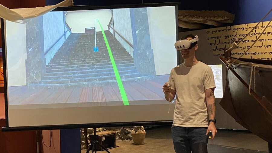 Entwickler Luca Dreiling stellt die VR-Ausstellung vor. 