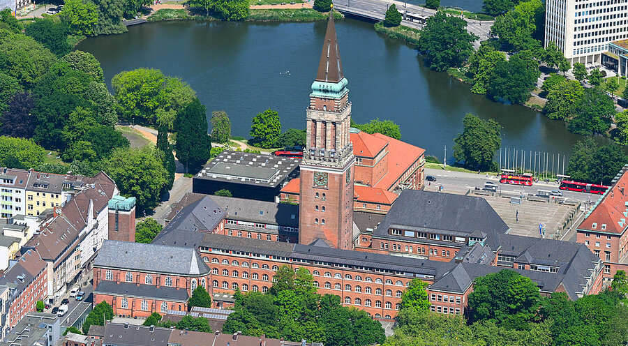 Die Kieler Stadtverwaltung hat das umstrittene Video inzwischen gelöscht. Das Rathaus in Kiel. Foto: picture alliance/ZB/euroluftbild.de|Robert Grahn