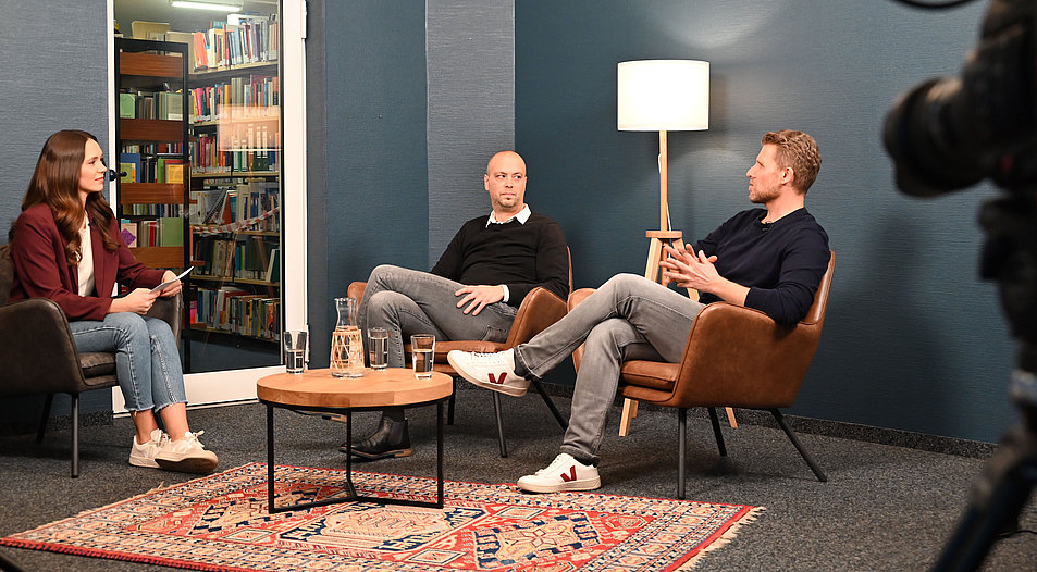 Die Moderatorin Kim Diehl spricht in der ersten Folge mit Philipp Bartholomä (Mitte) und Pastor Kris Madarász. Foto: Freie Theologische Hochschule Gießen