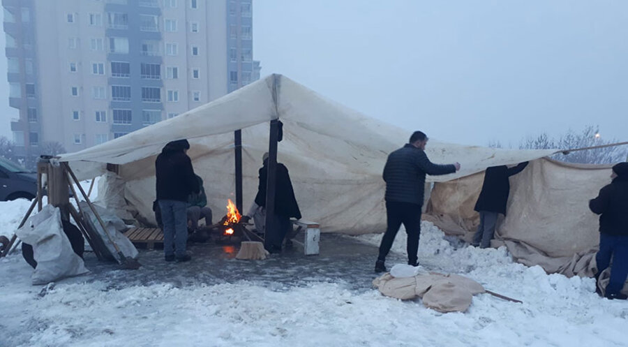 Nach den schweren Erdbeben in der türkisch-syrischen Grenzregion am 6. Februar kommen viele Überlebende - wie hier in der türkischen Stadt Malatya - zunächst in Zelten unter. Foto: Susanne Geske
