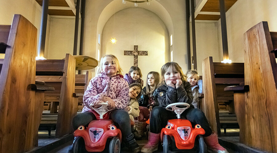 Die Kinder der Kindertagesstätte erobern den Kirchenraum mit den Bobby-Cars. Foto: medio.tv/Schauderna