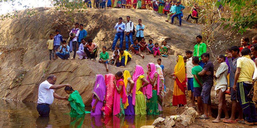 Christen lassen sich in Indien taufen. Foto: Kontaktmission
