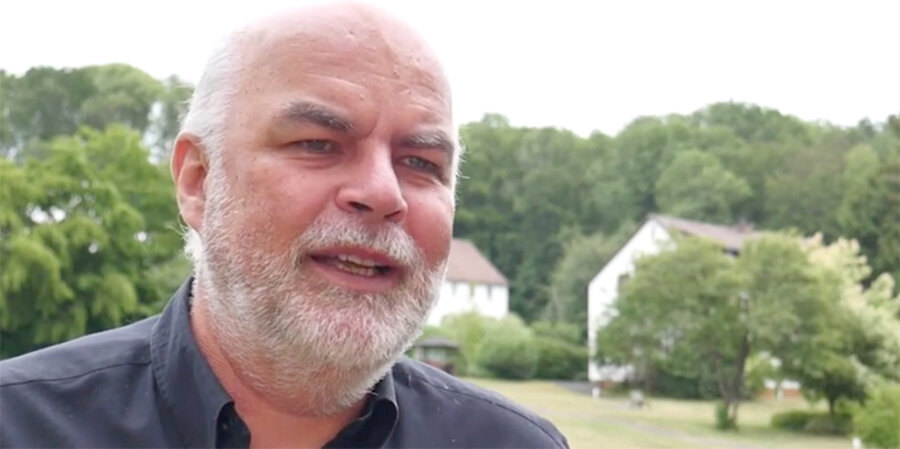 Der Geschäftsführer der evangelikalen Christlichen Verlagsgesellschaft Dillenburg, Hartmut Jaeger. Screenshot: ideaHeute