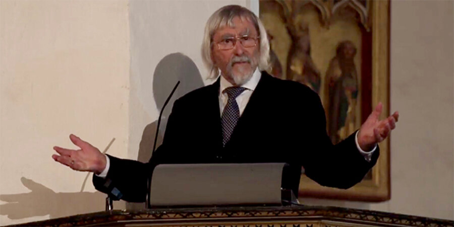 Der sächsische Evangelist Theo Lehmann auf der Kanzel im Gottesdienst in Kemberg. Screenshot: Youtube/HM+ Helser & Matthies Plus GbR
