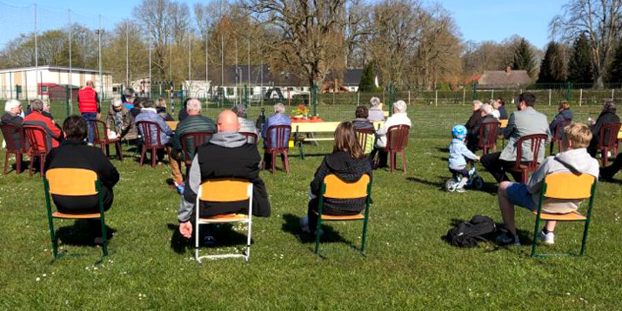 Der Ostergottesdienst auf einem Sportplatz in Steinhagen. Foto: Privat