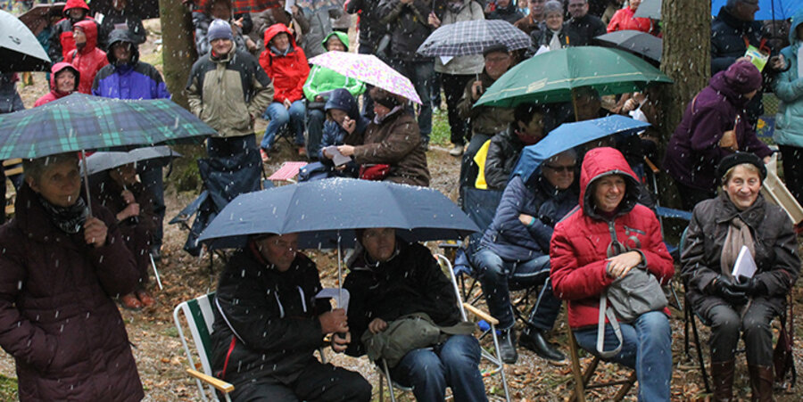Gefragte Utensilien bei den Pfingstkonferenzen waren Decken, Regenjacken und Schirme. Foto: Eberhard Mädler
