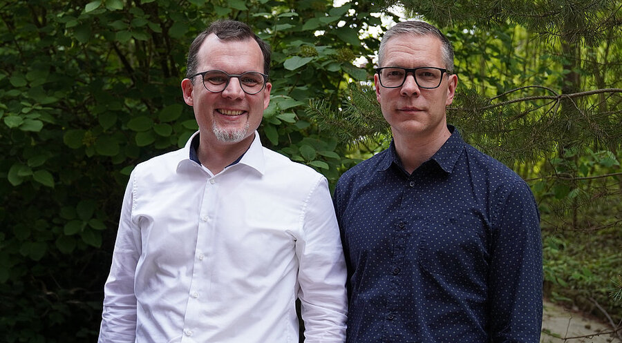 Jürgen Schulz (l.) löst Christian Pletsch (r.) in der Vorstandsleitung des Lebenszentrums Adelshofen ab. Foto: Stiftung Lebenszentrum Adelshofen