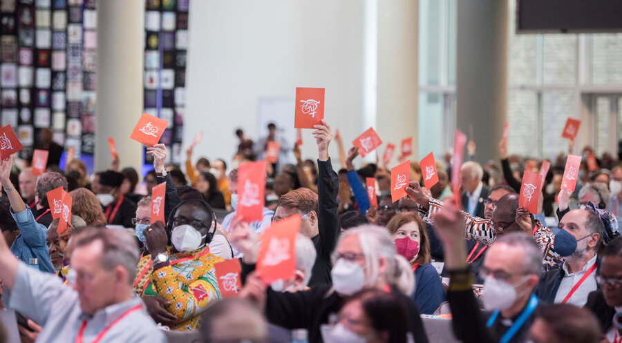 Die Teilnehmer der Vollversammlung bei einer Abstimmung. Foto: WCC/Albin Hillert