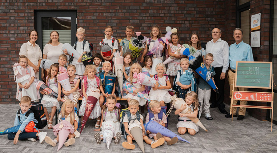 Die erste Klasse der neuen Freien Christlichen Bekenntnisschule Molbergen. Links die Lehrerinnen Dajana Grass und Inna Ruhl, rechts der Bischof der Freien Evangeliums Christengemeinde Cloppenburg, Waldemar Maier, und der VEBS-Generalsekretär Prof. Wolfgang Stock 
