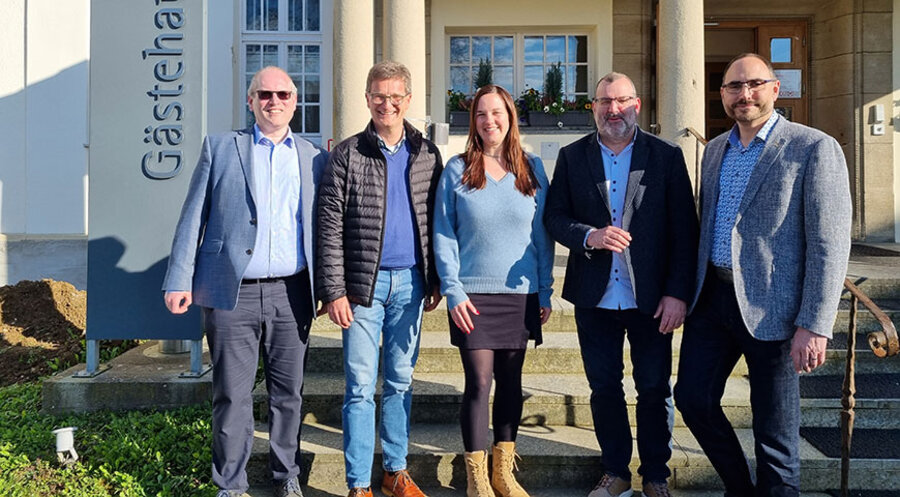 Der Vorstand des Evangelischen Gemeinschaftsverbandes Württemberg „Die Apis“ (v.l.n.r.): Andreas Rägle (stellv. Vorsitzender), Jürgen Kugler (Finanzvorstand), Dorothee Kuhs (neu im Vorstand), Pfarrer Matthias Hanßmann (Vorsitzender), Cornelius Haefele (Personalvorstand). Foto: Die Apis