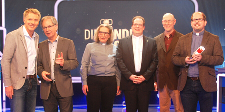 Links der Moderator Jörg Pilawa, neben ihm Pastor Lothar Bublitz und rechts außen Pastor Patrick Klein. Foto: PR