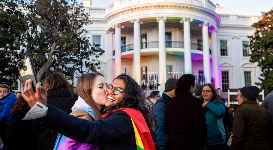 Menschen feiern vor dem Supreme Court den sogenannten „Respect for Marriage Act“. Foto: Picture Alliance/Allison Bailey
