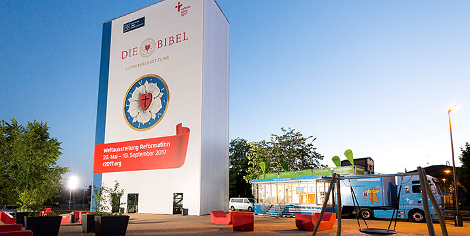 Zu den Attraktionen zählt ein 25 Meter hoher, begehbarer „Buchturm“ am Wittenberger Hauptbahnhof, der die Bibel als Buch der Bücher darstellt. Foto: Martin Jehnichen