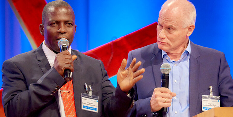 v. l.: Der nigerianische Pfarrer Bowman Isa Dalatu und der Afrikareferent der Evangelischen Mission in Solidarität, Pfarrer Riley Edwards-Raudonat. Foto: idea/kwerk.eu