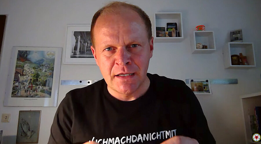 Pfarrer Bernhard Elser in seinem „Ermutigungsgruß“ auf YouTube. Screenshot: YouTube/Bernhard Elser