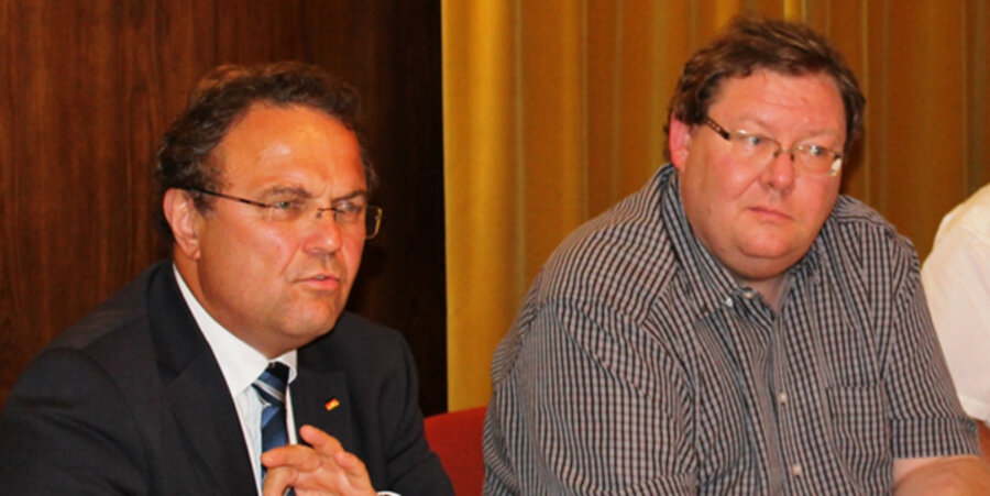 v. l.: Der CSU-Bezirksvorsitzende von Oberfranken, Hans-Peter Friedrich, und der EAK-Bezirksvorsitzende Jürgen Henkel. Foto: EAK Oberfranken