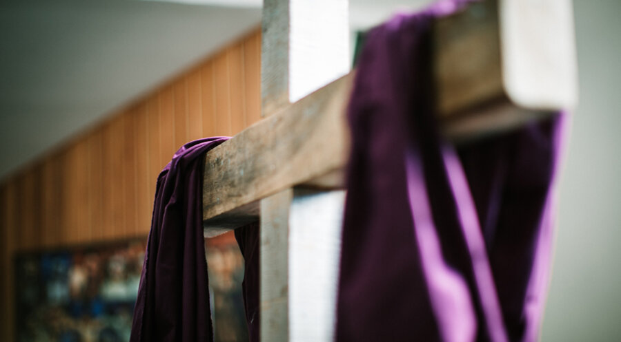 Die Farbe Lila signalisiert im Kirchenjahr die Passionszeit. Foto: unsplash.com