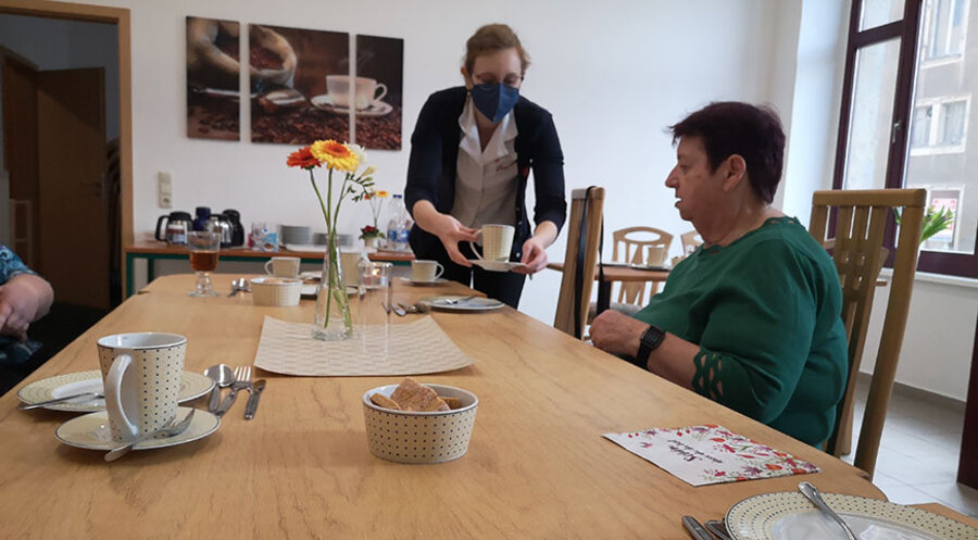 Die Heilsarmee-Offizierin Annika Ebeling serviert Kaffee. Foto: Die Heilsarmee in Deutschland KdöR