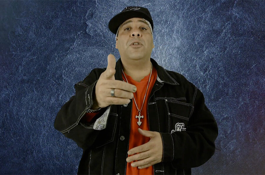 In seinem Video wirbt der neubekehrte Rapper Bickmack musikalisch für "Weihnachten im Schuhkarton". Screenshot: Youtube/Bickmack Tha Preacher