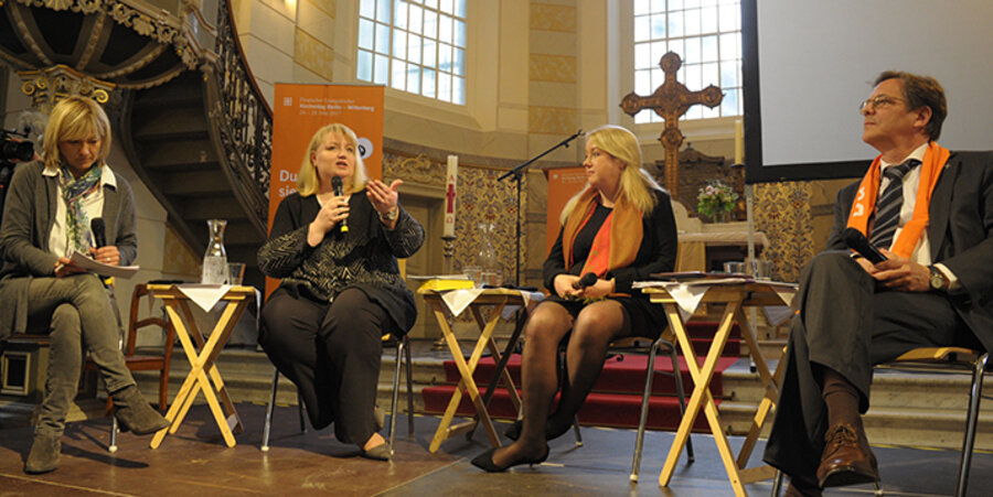 v. l.: Bettina Warken, Anette Schultner (AfD), Liane Bednarz und Bischof Markus Dröge in der Sophienkirche in Berlin beim Streitgespräch. Foto: idea/m.pletz