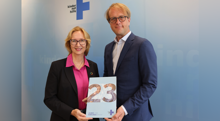Kindernothilfe-Vorstandsvorsitzende Katrin Weidemann und Vorstandsmitglied Carsten Montag präsentieren den Jahresbericht 2023. Foto: Ralf Krämer/Kindernothilfe