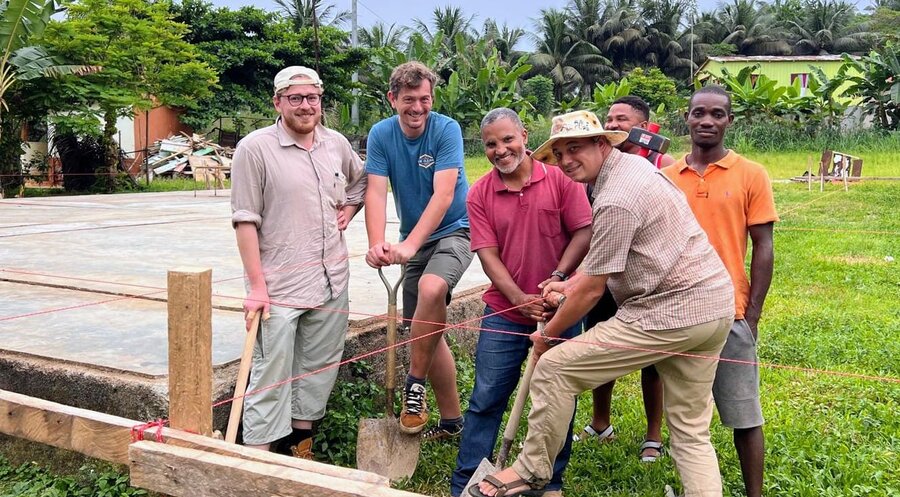 Missionar Joachim Schulze (beim Spatenstich rechts) für den christlichen Kindergarten auf São Tomé. Foto: privat