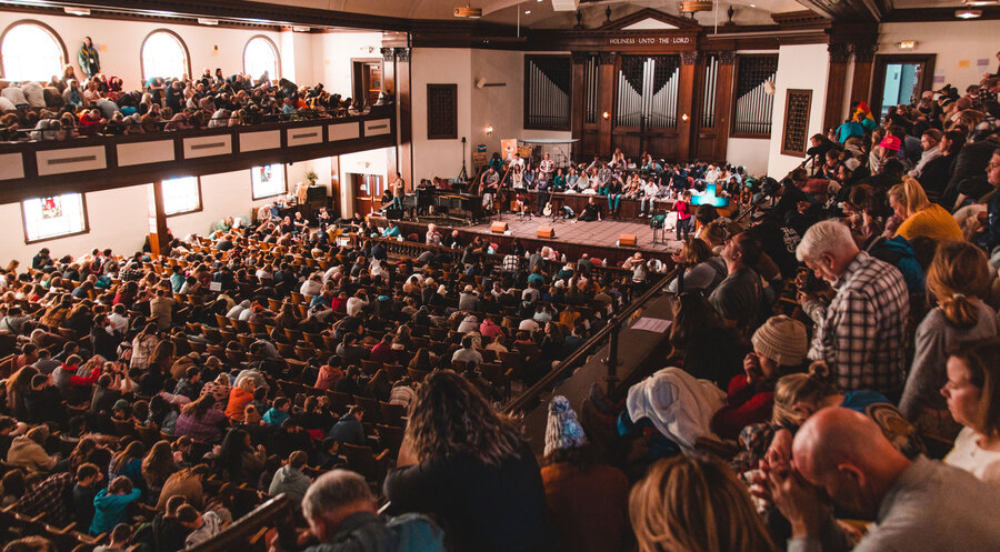 Studenten und Nicht-Studenten singen und beten gemeinsam. Foto: Asbury University