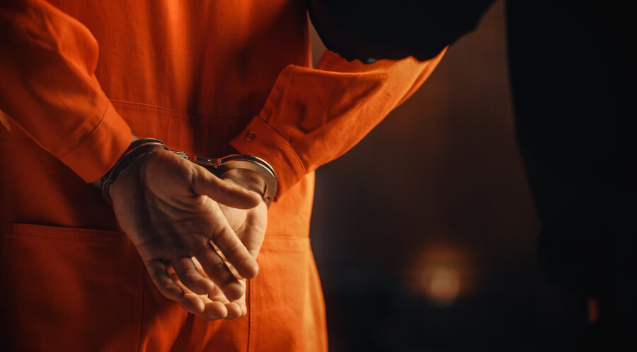 An dem Gottesdienst nahmen über 700 der 820 Häftlinge teil. Symbolfoto: iStock/gorodenkoff