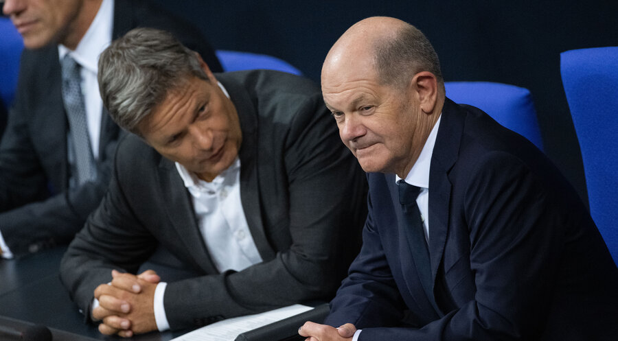 Unterschrieben haben unter anderen Bundeskanzler Olaf Scholz (SPD) und Vizekanzler Robert Habeck (Bündnis 90/Die Grünen). Foto: picture alliance/dpa | Christophe Gateau