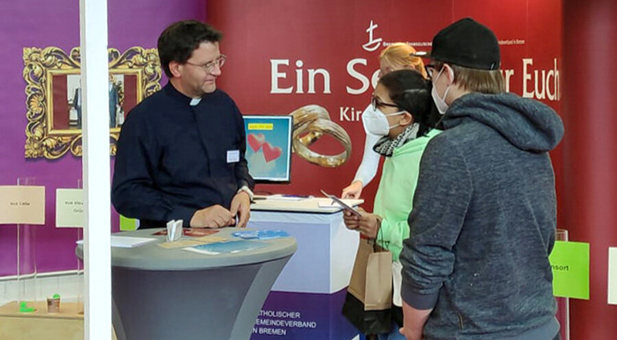 Pastor Hans-Jürgen Jung im Gespräch mit Besuchern. Foto: Hans-Jürgen Jung