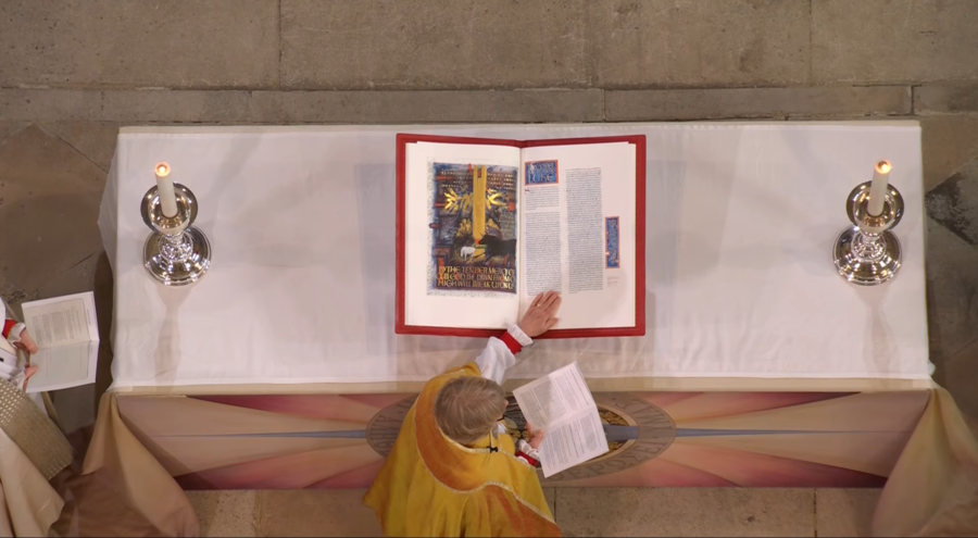 Sarah Mullally legt ihren Amtseid auf eine moderne Bibel ab. Screenshot: Youtube/The Church of England