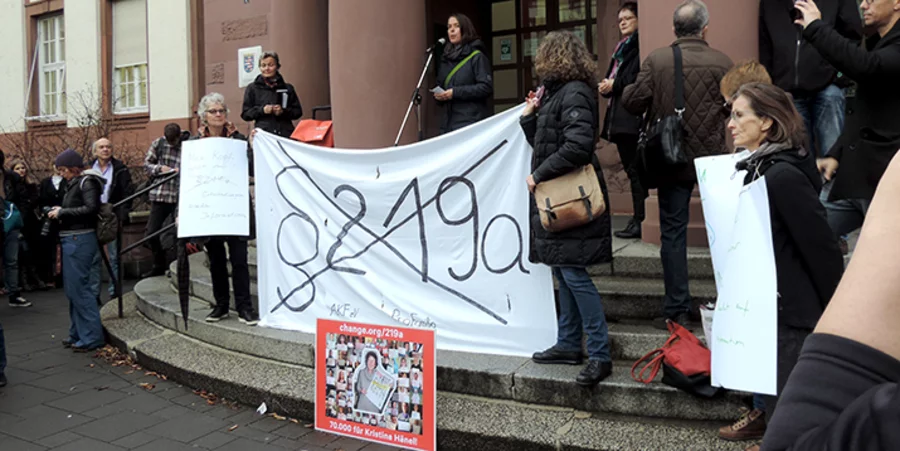 Vor dem Amtsgericht Gießen forderten Demonstranten am 24. November 2017 die Abschaffung des Paragrafen 219a. Foto: idea/Gitt
