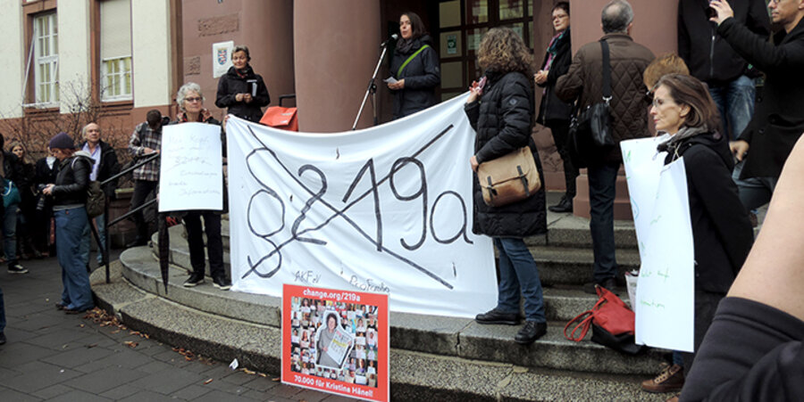 Vor dem Amtsgericht Gießen forderten Demonstranten am 24. November 2017 die Abschaffung des Paragrafen 219a. Foto: idea/Gitt