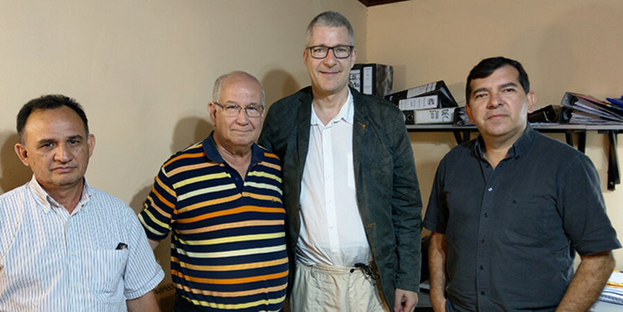 Der Pfarrer und Vorsitzende der Evangelischen Allianz Weimar, Michael Eggert, mit Christen aus Paraguay. Foto: Privat