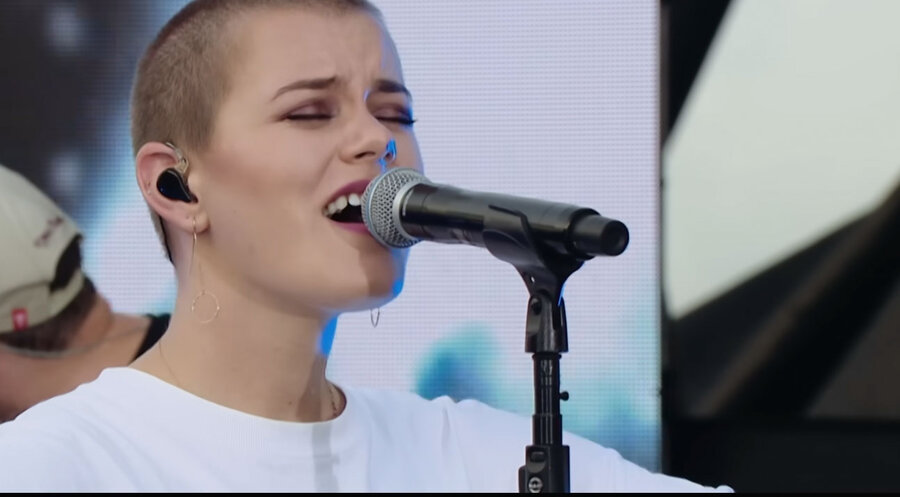 Die Sängerin Taya Smith von Hillsong United. Screenshot: YouTube/Hillsong United