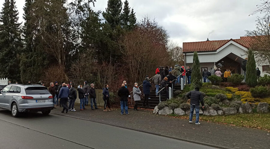 Lange Schlange vor der Freien evangelischen Gemeinde Haiger. Foto: Freie evangelische Gemeinde Haiger/Piero Scarfalloto