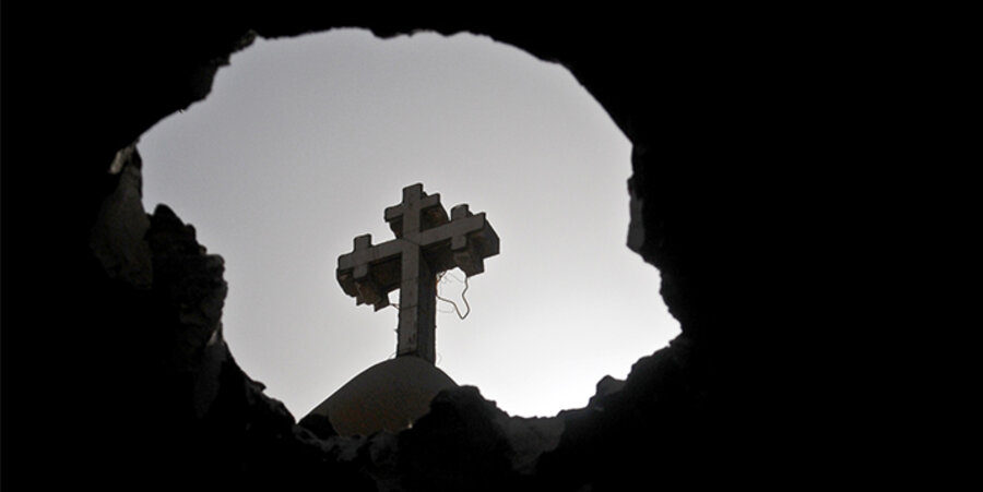 Blick durch eine zerstörte Kuppel einer koptischen Kirche in Ägypten. Foto: picture-alliance/ZUMAPRESS.com