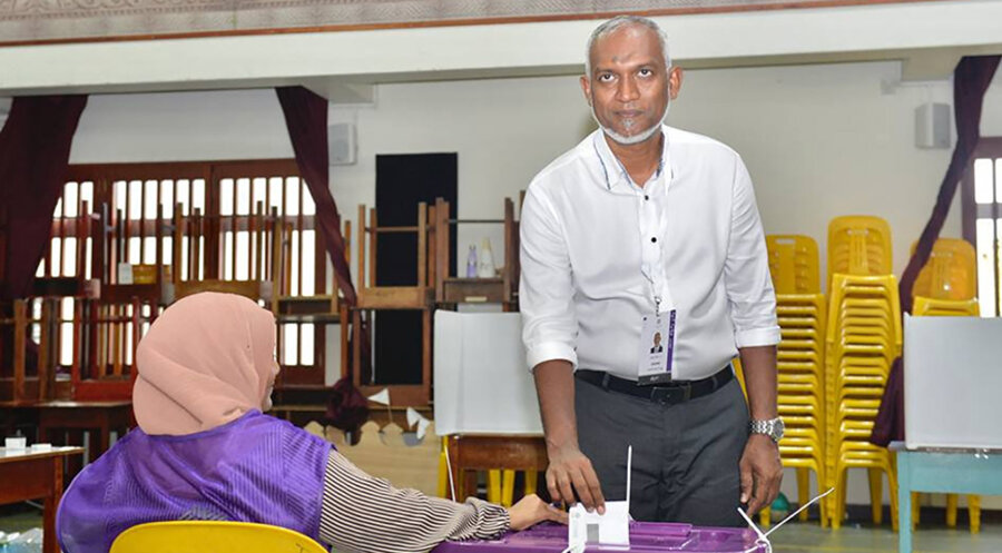 Der Bürgermeister der Hauptstadt Malé, Mohamed Muizzu, bei der Stimmabgabe. Foto: picture-alliance/Xinhua News Agency