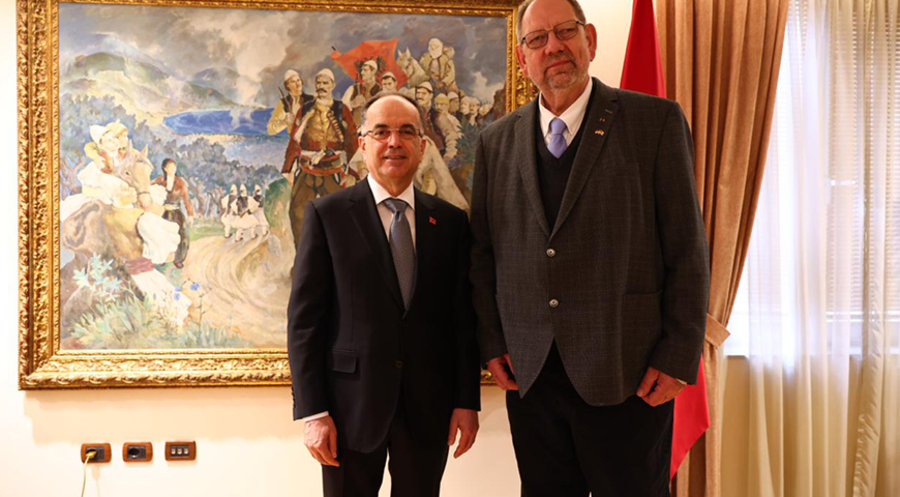 Gespräch in Tirana: Der albanische Präsident Bajram Begaj (li.) mit dem Vorsitzenden des Christlichen Hilfsvereins Wismar, Frieder Weinhold. Foto: Akil Pano