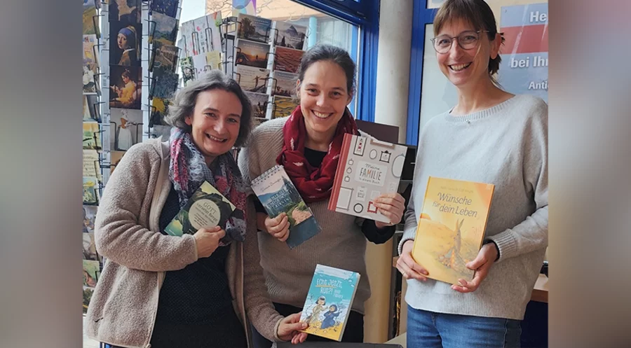 „Wir sind auch ein Treffpunkt für Christen in einer säkularisierten Region“: (v.l.) Die Geschäftsführerinnen Claudia Geigle und Elisabeth Franck und Mitarbeiterin Regina Blischke. Foto: Christliche Buchhandlung Rostock/Elisabeth Franck
 