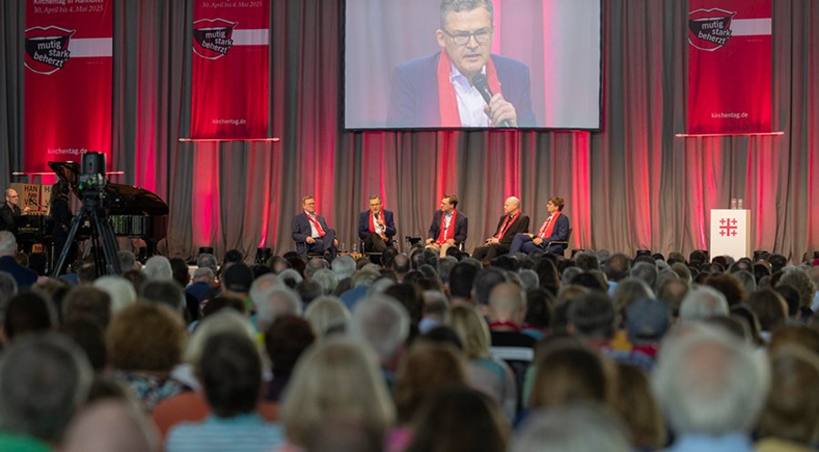 Diskussion um Waffeneinsätze: (v. l.): Bundestagsvizepräsident Bodo Ramelow, Oberst a.D. Roderich Kiesewetter, Moderator Nico Lange, der Katholische Militärbischof Franz-Josef Overbeck und der Professor für Militärgeschichte und Kulturgeschichte der Gewalt, Sönke Neitzel. Foto: picture-alliance/epd-bild|Paul-Philipp Braun