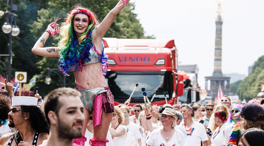 Teilnehmer der  „Christopher Street Day“-Parade in Berlin. Foto: Picture Alliance/Clemens Bilan