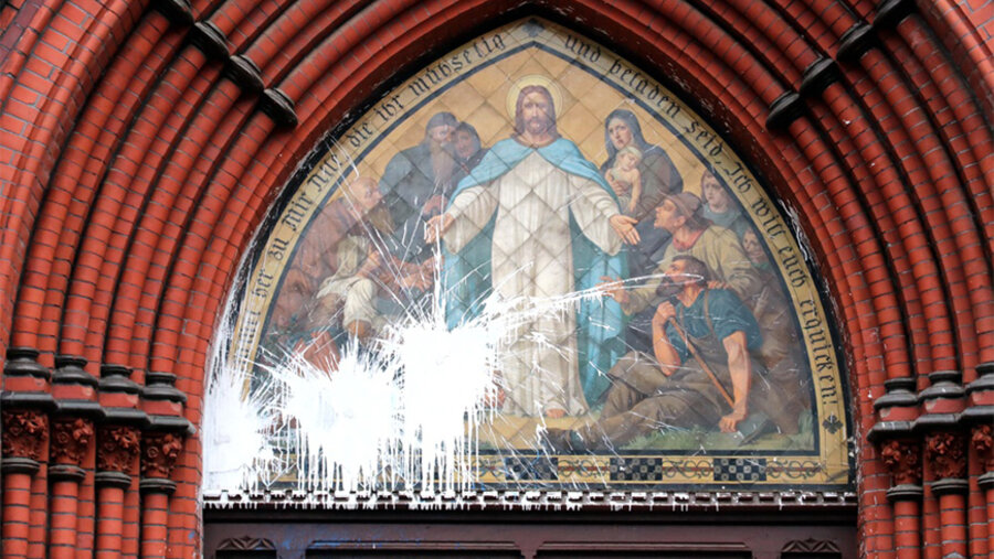 Das Portalbild der Lukaskirche war mit Farbe beschmiert. Foto: idea/Matthias Pankau