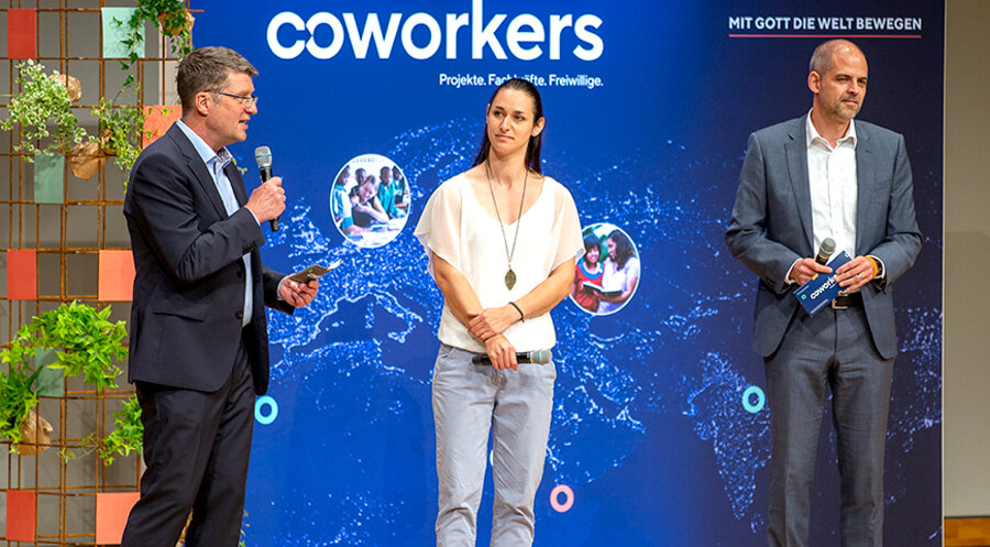 v. l.: Bernd Lutz, Désirée Schad und Tobias Köhler auf der Konferenz für Weltmission in Stuttgart. Foto: nxtwphotos/Andreas Stein